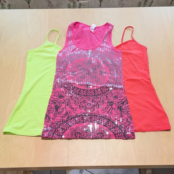 4 Tank Tops Medium/Large - Picture 1 of 7